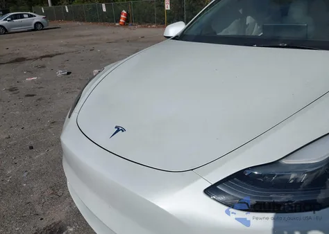 2024 Tesla Model Y Long Range Dual Motor All-Wheel Drive/Rwd z USA, uszkodzony, nr VIN 7SAYGDED0RF207913